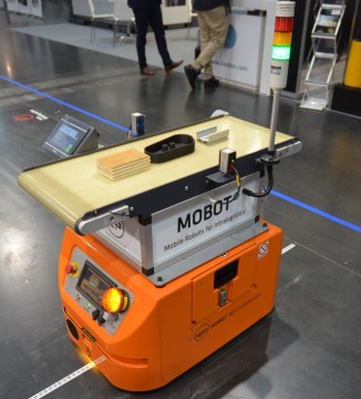Part quality control during transport with a mobile robot 